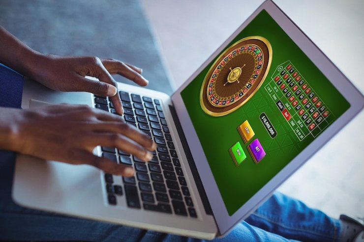 Operator menggunakan ponsel cerdas dengan akses cepat ke platform hiburan digital